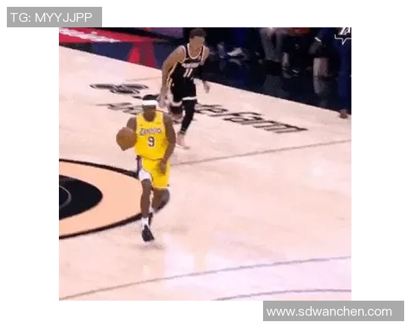 NBA湖人队动态：詹姆斯脚踝伤情更新，湖人争议判罚引关注